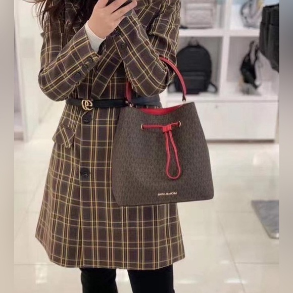 Michael Kors Signature Suri Large Bucket Bag in Flame W/ MK  Grommet Strap - Picture 2 of 10